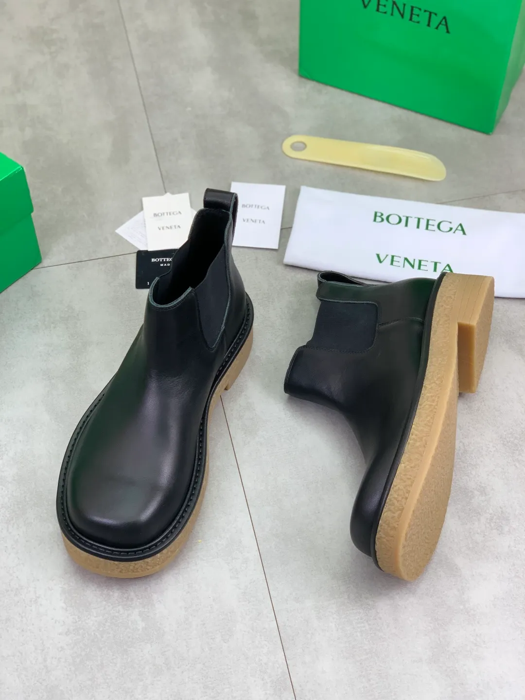 Men's men's shoes 💰P740 New model 💰 Top quality (beef tendon outsole series) 💎💎💎 BOTTEGA VENETA official website synchronizes the latest model, top version of the market's highest version of BV business leather shoes, accept material comparison, shoe type comparison, process comparison, practical and texture, versatile, suitable for any occasion, the more you look at it, the more flavorful it becomes. Pure hand-woven craftsmanship - upper material, imported original hand-woven calfskin - high-quality water-dyed sheepskin lining - original private model customized beef tendon outsole -Size: female 35-39 (34 40 customized) male 39-44 (38 45 customized) Comes with original BV green box, complete packaging.